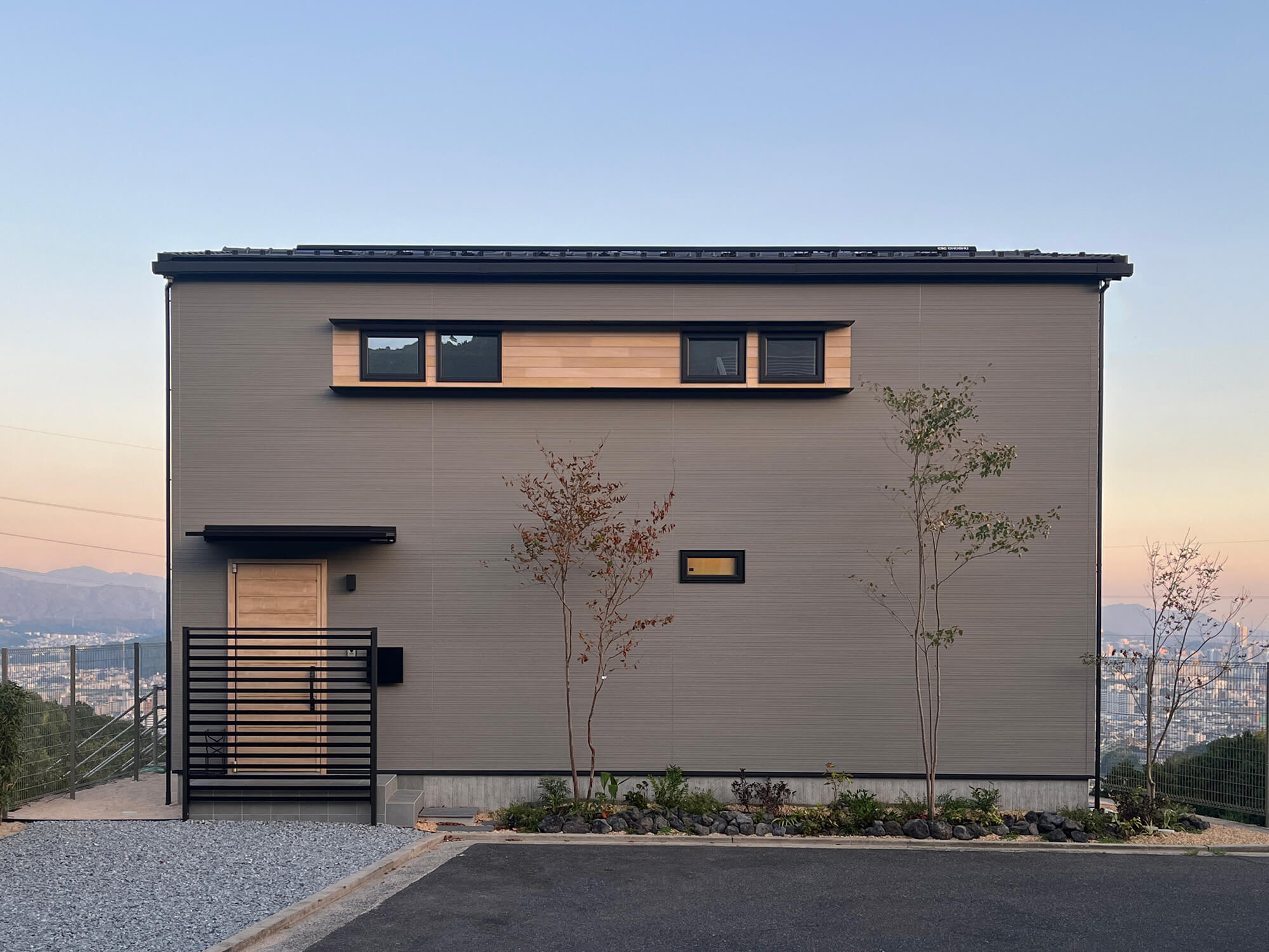 外からは想像できない、ひらけた景⾊が待つ住まい。⾼低差を活かし、静けさと開放感を両⽴。