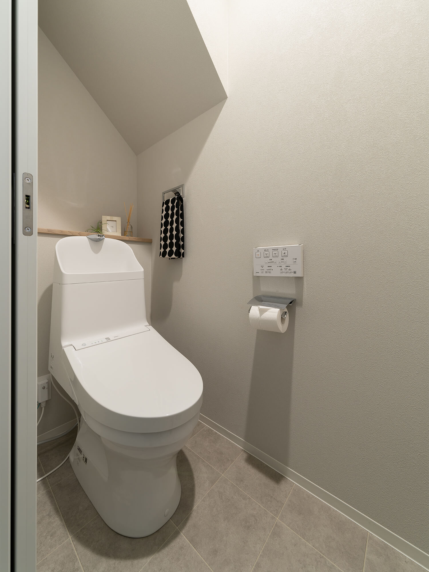 階段下にはトイレと収納を配置。空間を無駄なく活かした、暮らしに寄り添う設計です。