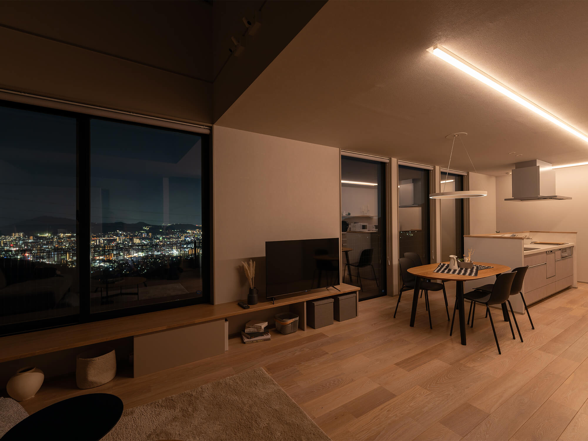 夜景を楽しむために設計された間接照明のある空間。リゾートのようなくつろぎが、⽇常に寄り添います。