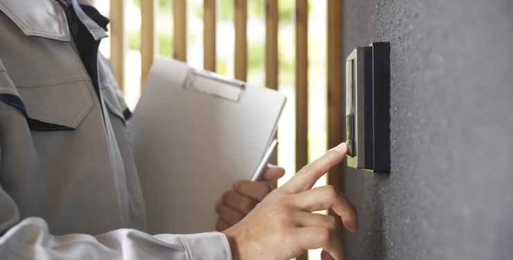 作業員がインターホンを鳴らしている様子