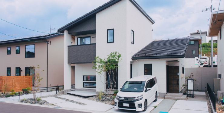 斜めの屋根が特徴の長期優良住宅の外観