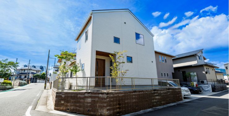 白いカラーの角地の建売住宅