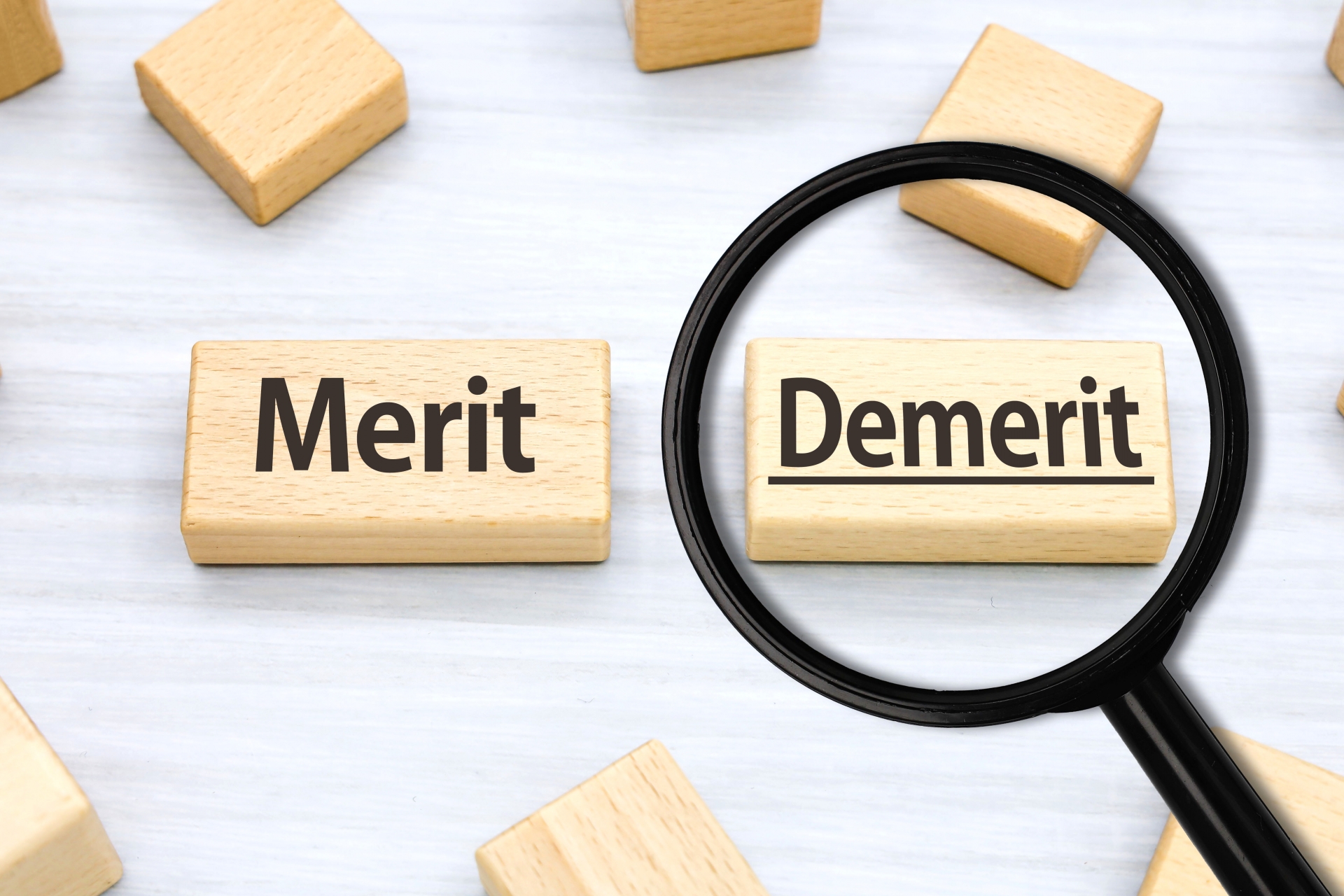 MeritとDemeritと書かれたブロックがあり、Demeritの方を虫眼鏡で見ている