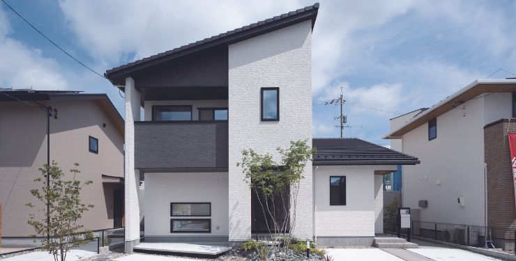 斜めの屋根が特徴のZEH住宅の外観