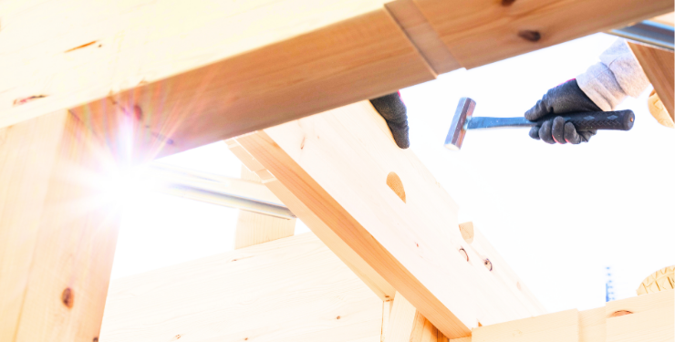 晴天の下、住宅を建築する様子