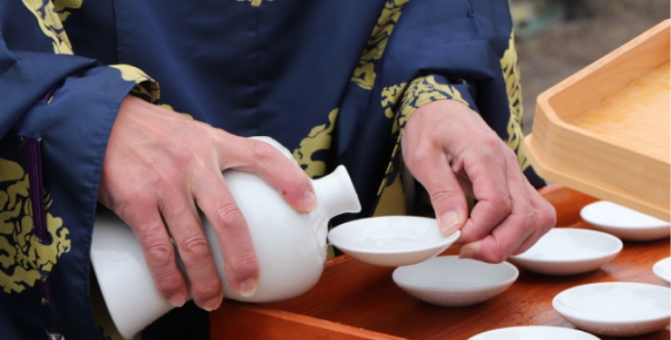 地鎮祭とはどんな儀式？当日の流れや費用、服装の選び方について解説