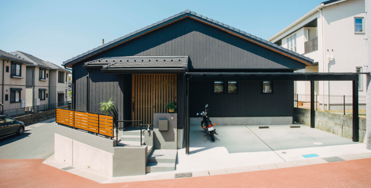 黒いおしゃれな平屋の外観