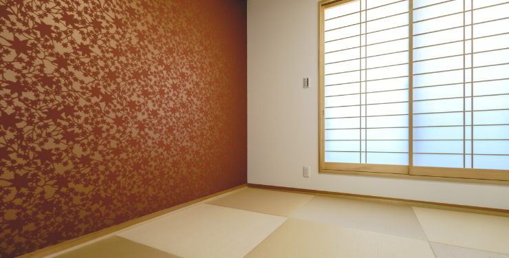 紅葉柄の壁紙が特徴的な畳の和室