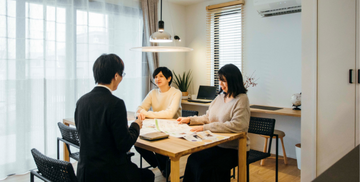 営業マンと夫婦が話している風景