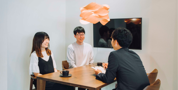 打ち合わせコーナーで相談する夫婦