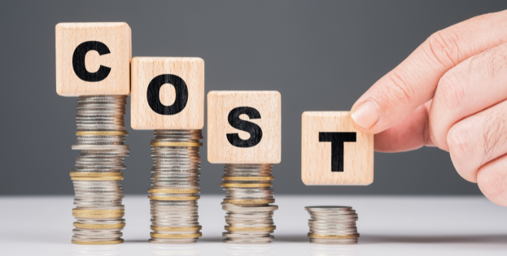 小銭の上にcostと書かれた木製のブロックが置かれている