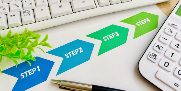4つのSTEPを表したデザインが机に描かれている