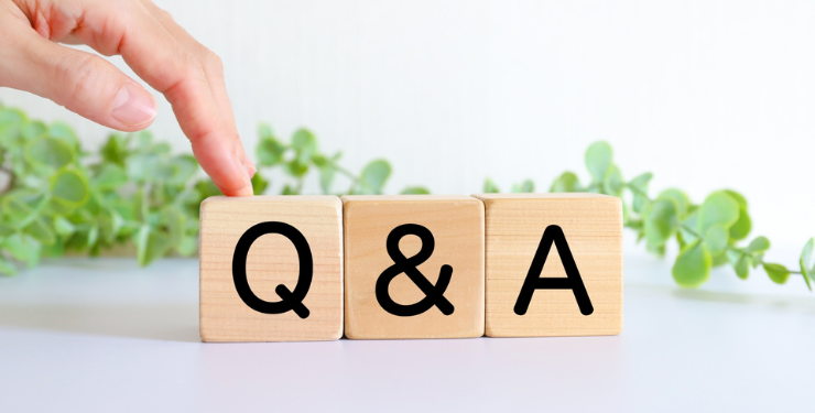 Q＆Aと書かれた木製キューブが置かれている