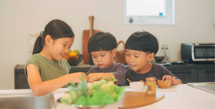 明るい光の入るキッチンで遊ぶ３兄弟