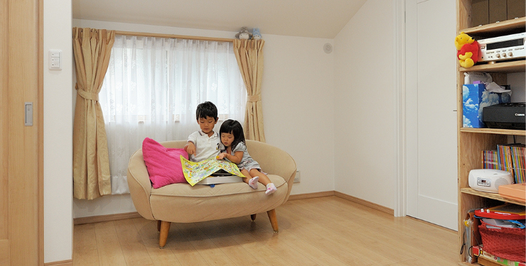 子どもスペースでソファに座る兄弟