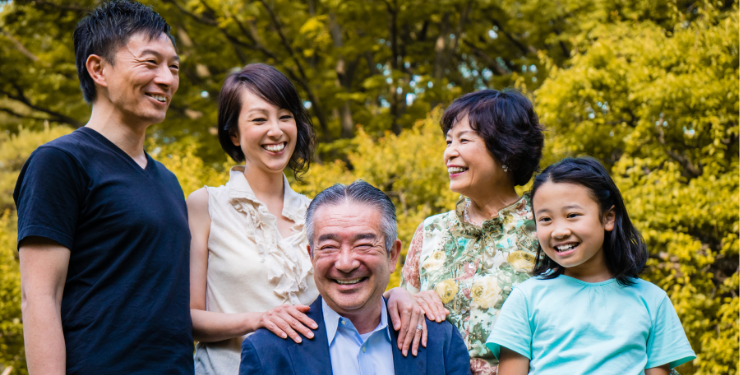 家族が肩を寄せ合い笑う様子