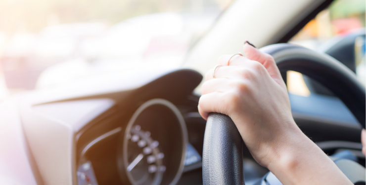 車を運転する人の手元