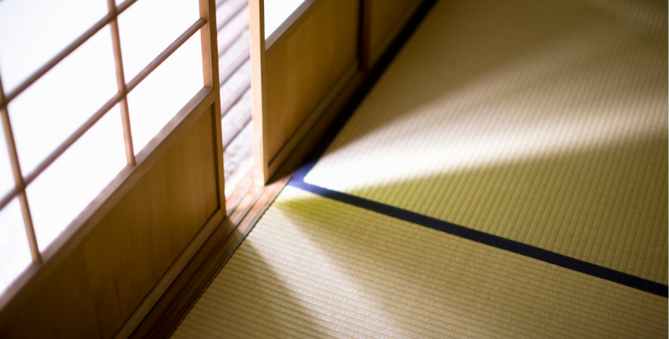 和室から日が差し込む様子