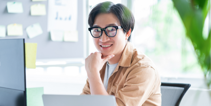 眼鏡をかけたにこやかな男性