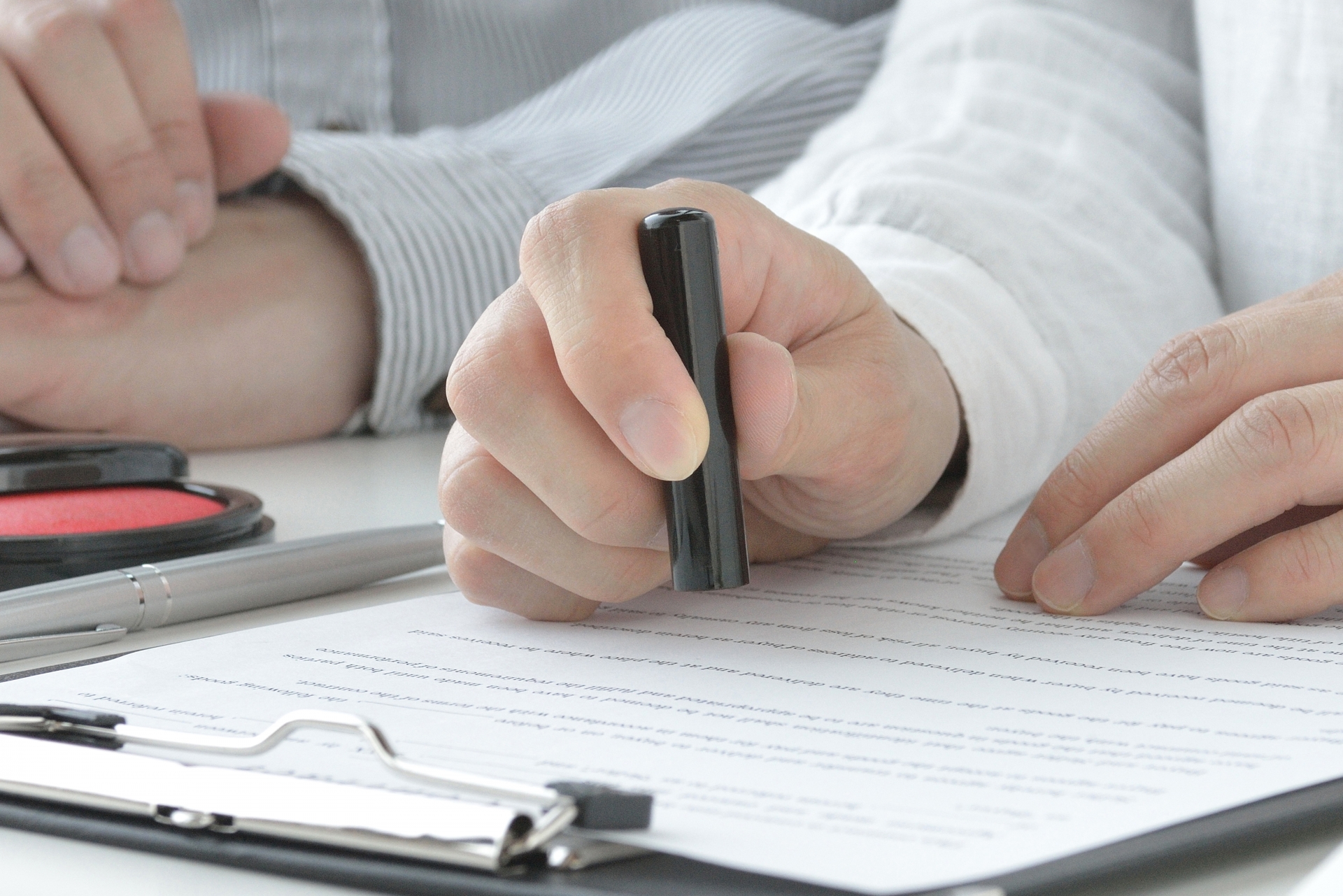 申請書類に印鑑を押している様子