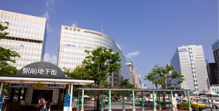ロータリーに面する博多駅