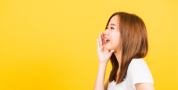 横向きで大声で話す女性