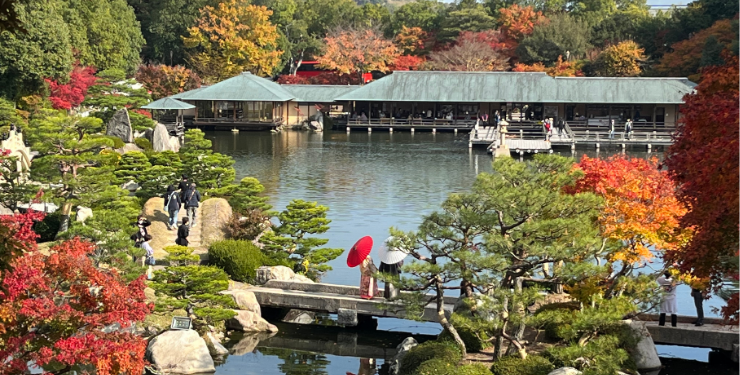 広島の縮景園で歩く人々