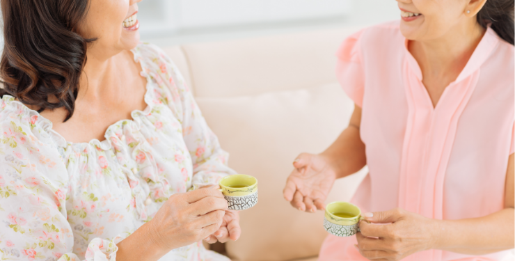 向かい合って話をする高齢の女性