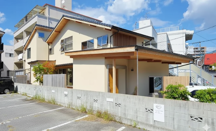 白い外壁が特徴的な分離型二世帯住宅