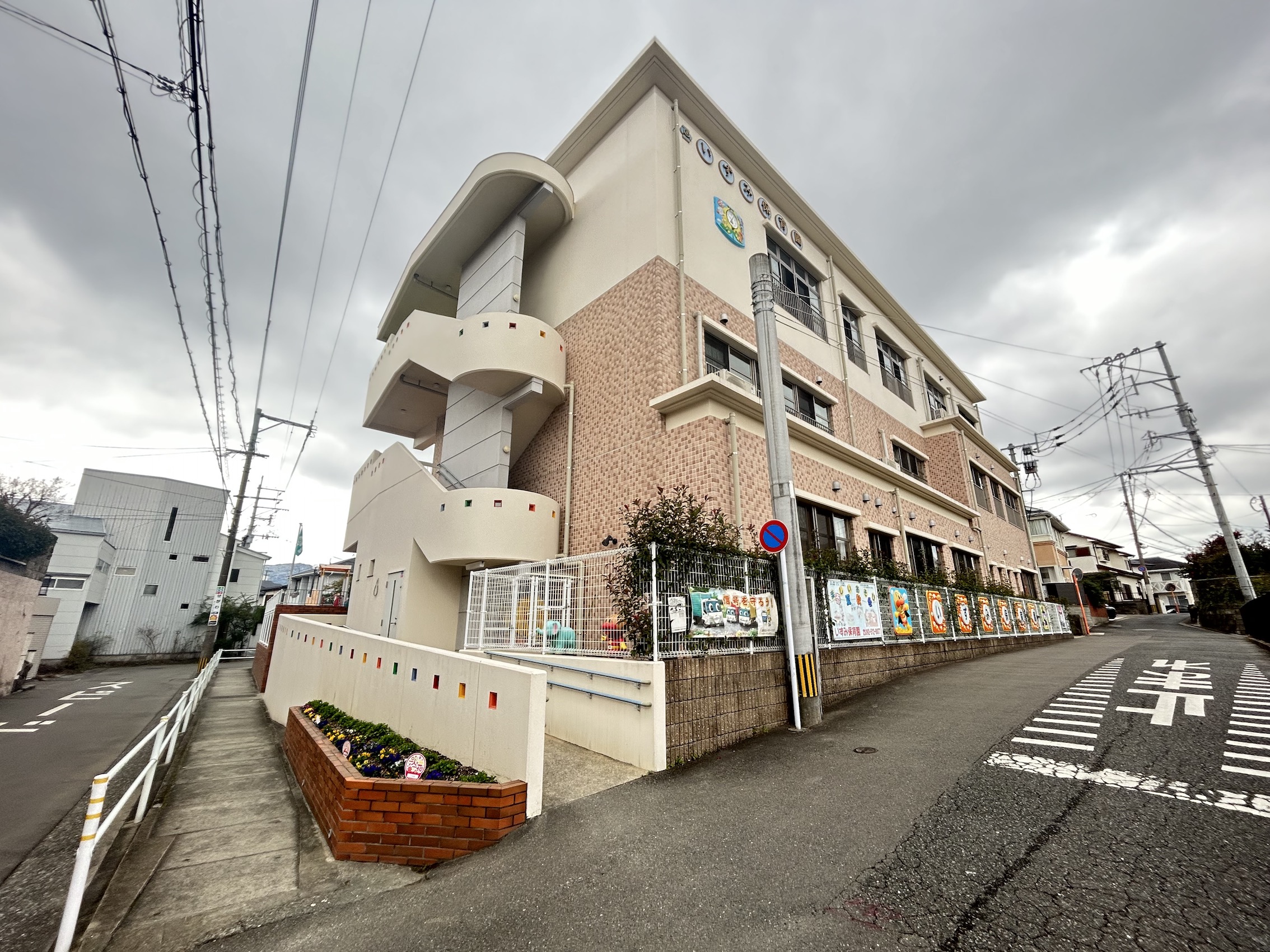 いずみ保育園まで710m、徒歩9分。徒歩圏内に保育園があり、子育てに適した環境です。昭和50年設立、保育時間7時～18時（延長保育19時まで）、定員200名程度。