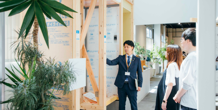 木造設計の住宅を営業する営業マン