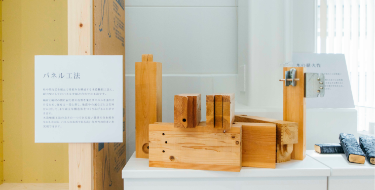 木材を組んで展示している様子