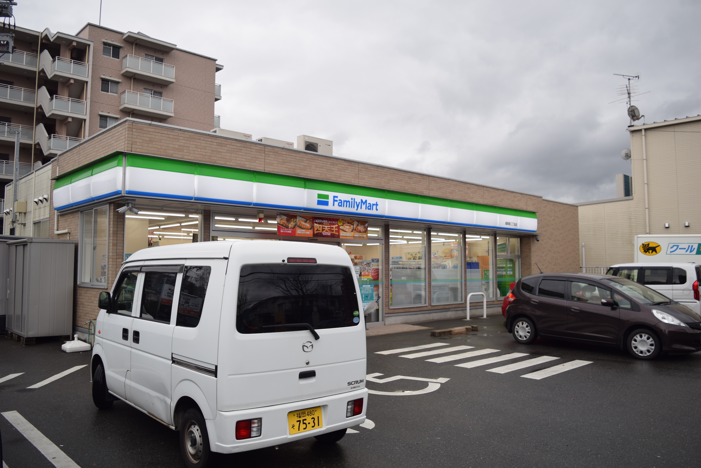ファミリーマート福岡堤二丁目店まで450m徒歩3分、車2分。年中無休24時間営業。深夜の買い物にも便利です。おにぎりやお弁当、パン、調味料や洗剤などの日曜品など様々な品物を取り扱っています。