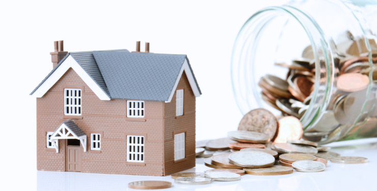 ニ階建ての家の横に便からこぼれたお金が散らばっている