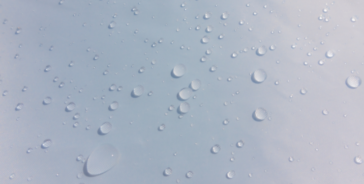 水滴が弾かれている様子