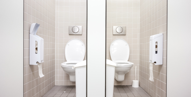 洋式トイレが左右反転に写っている