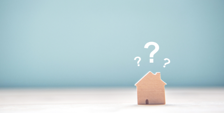 家の模型の上にクエスチョンマークが3つでている