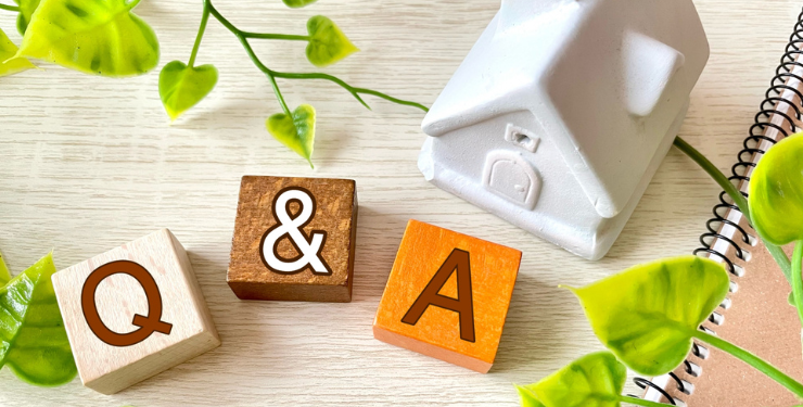 家の模型の隣にQ&Aと書かれたブロックが置かれている