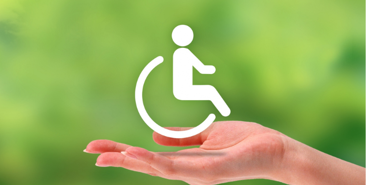 介護マークを手にかざしている