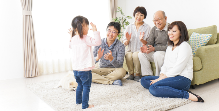 三世帯家族の団らん