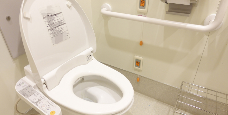 手すりがついた介護用トイレ