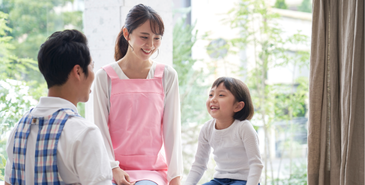 保育士と話す子ども