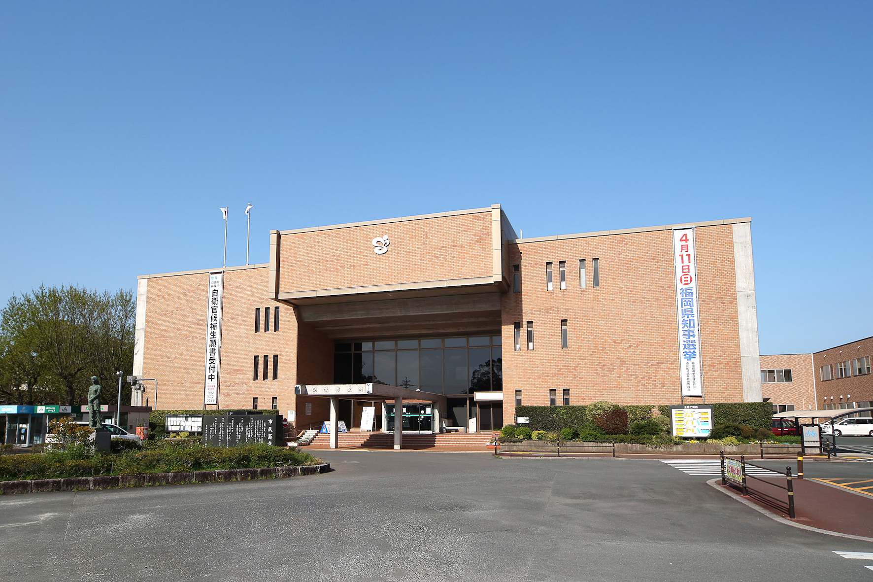 宗像市役所まで2570ｍ。糸島市の行政サービスを提供する中心的な施設です。住民票や戸籍の届出、税務、福祉に関する相談など、さまざまな行政手続きが行える窓口を備えています。