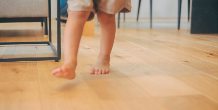 無垢の床をはだしで走る子ども