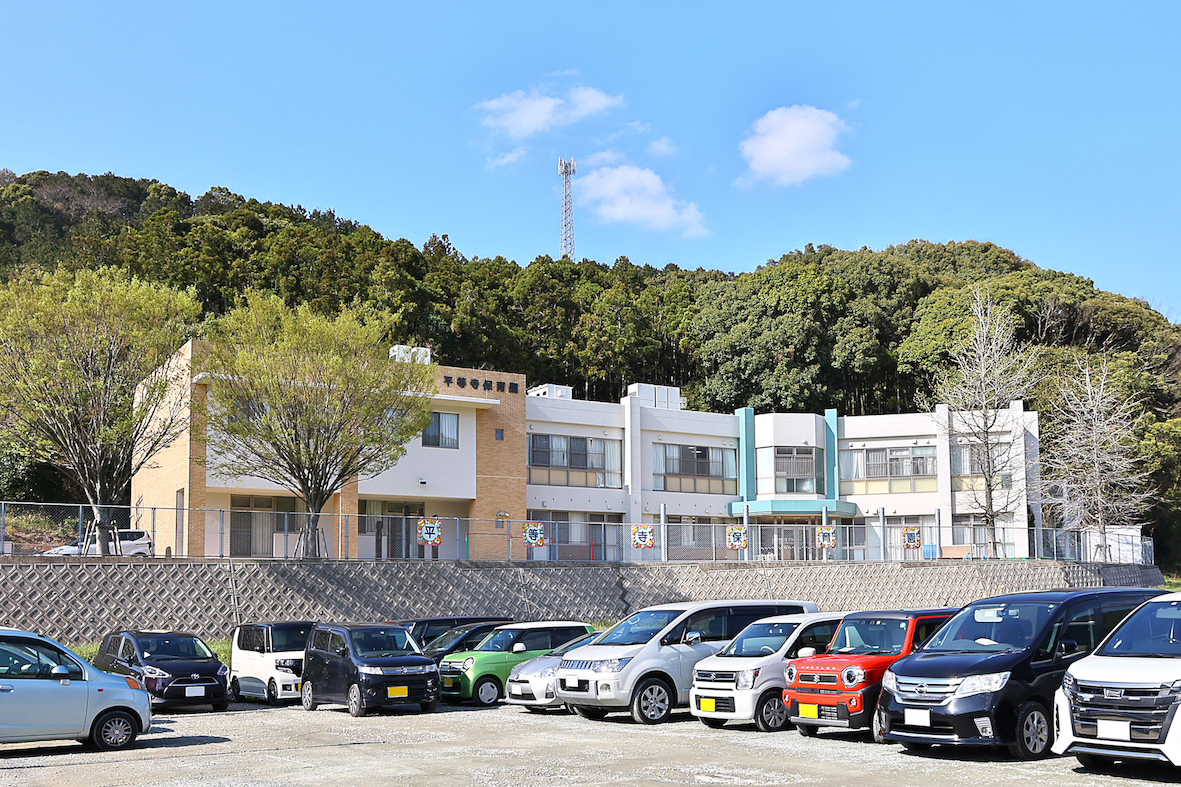 平等寺保育園まで1260ｍ。自然豊かな環境でのびのびとした保育が特徴です。定員は200名で、生後2か月から5歳児までを対象としています。保育園では、年齢に応じた基本的な生活習慣や社会性を育む活動を行い、食育や外部講師による体験教育（体操、英語、絵画など）にも力を入れています。施設面では、床暖房や空気清浄機、セキュリティカメラを完備し、安心して子どもを預けられる環境を整えています。延長保育や一時保育も実施しており、働く保護者のサポートも充実しています。