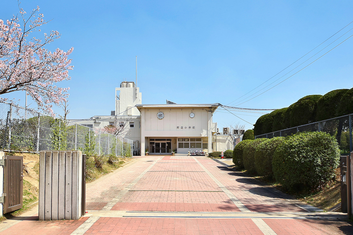 河東小学校まで830ｍ。児童数768名、クラス数29、1年生から6年生の通常学級に加え、特別支援学級も設置されています。学校では、児童のコミュニケーション能力や感動を広げる教育課程の創造など、地域や児童の特性に合わせた教育活動を展開しています。学校は「自校式給食」を導入しており、児童の健康や食育にも力を入れています。また、交通安全や福祉教育に積極的に取り組むほか、小中一貫教育の研究拠点としても活動しています。