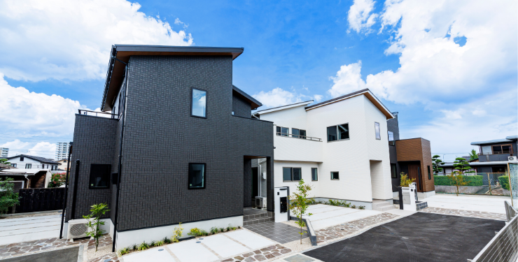 青空の下に並ぶ戸建ての街並み