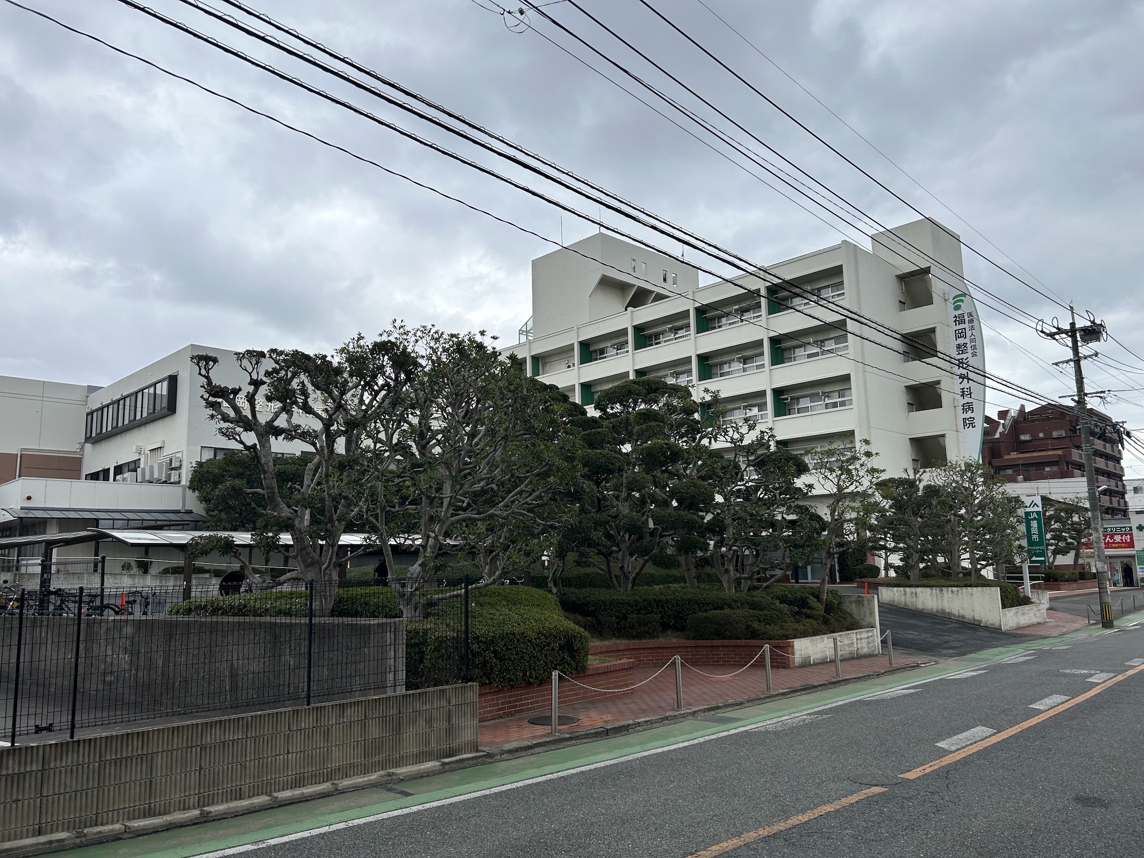 福岡整形外科病院まで180m。人口関節置換術やスポーツ整形に秀でた整形外科です。整形外科、リハビリテーション科、リウマチ科の3つの診療科目に対応してます。