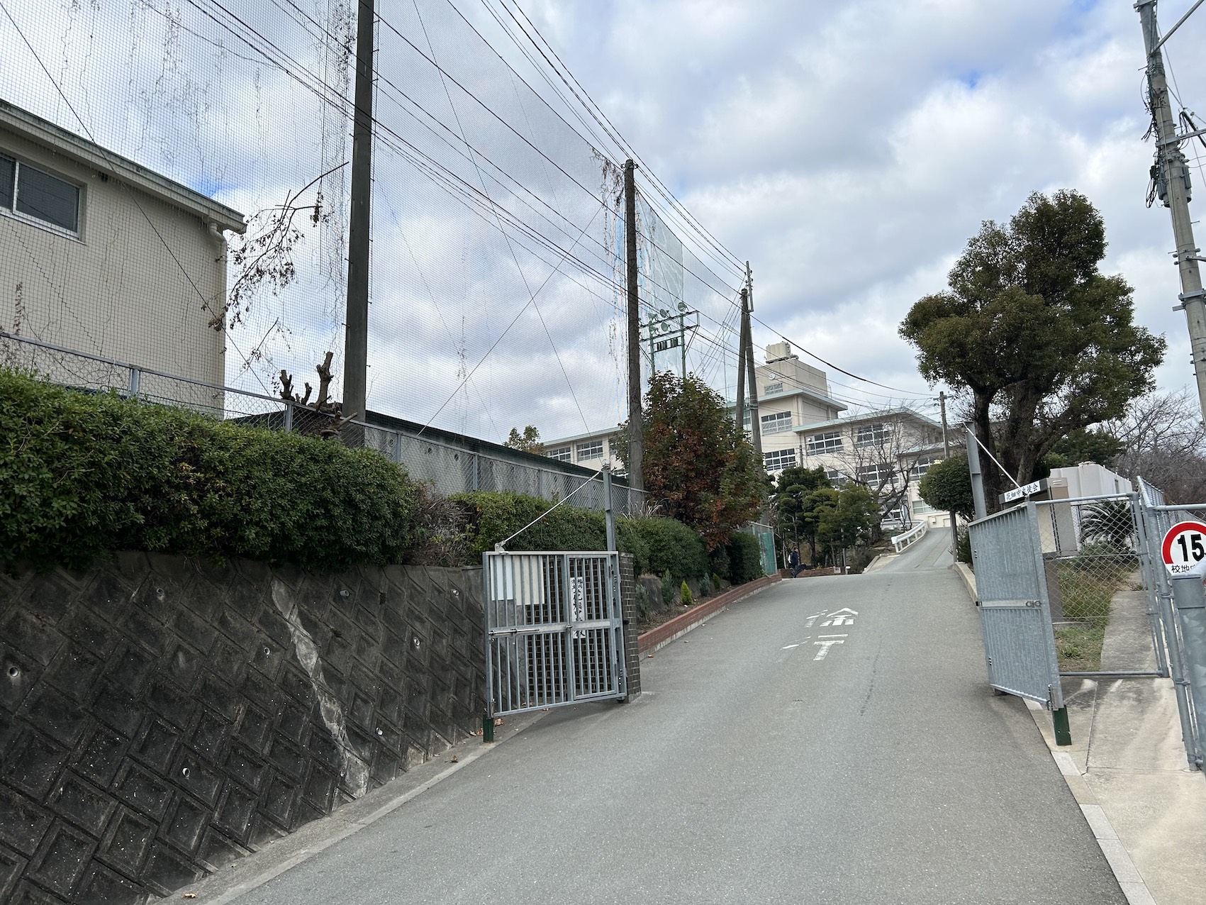 花畑中学校まで1,760m、徒歩22分。成長期での通学に適した距離であり、友達を一緒に楽しく登下校できます。
