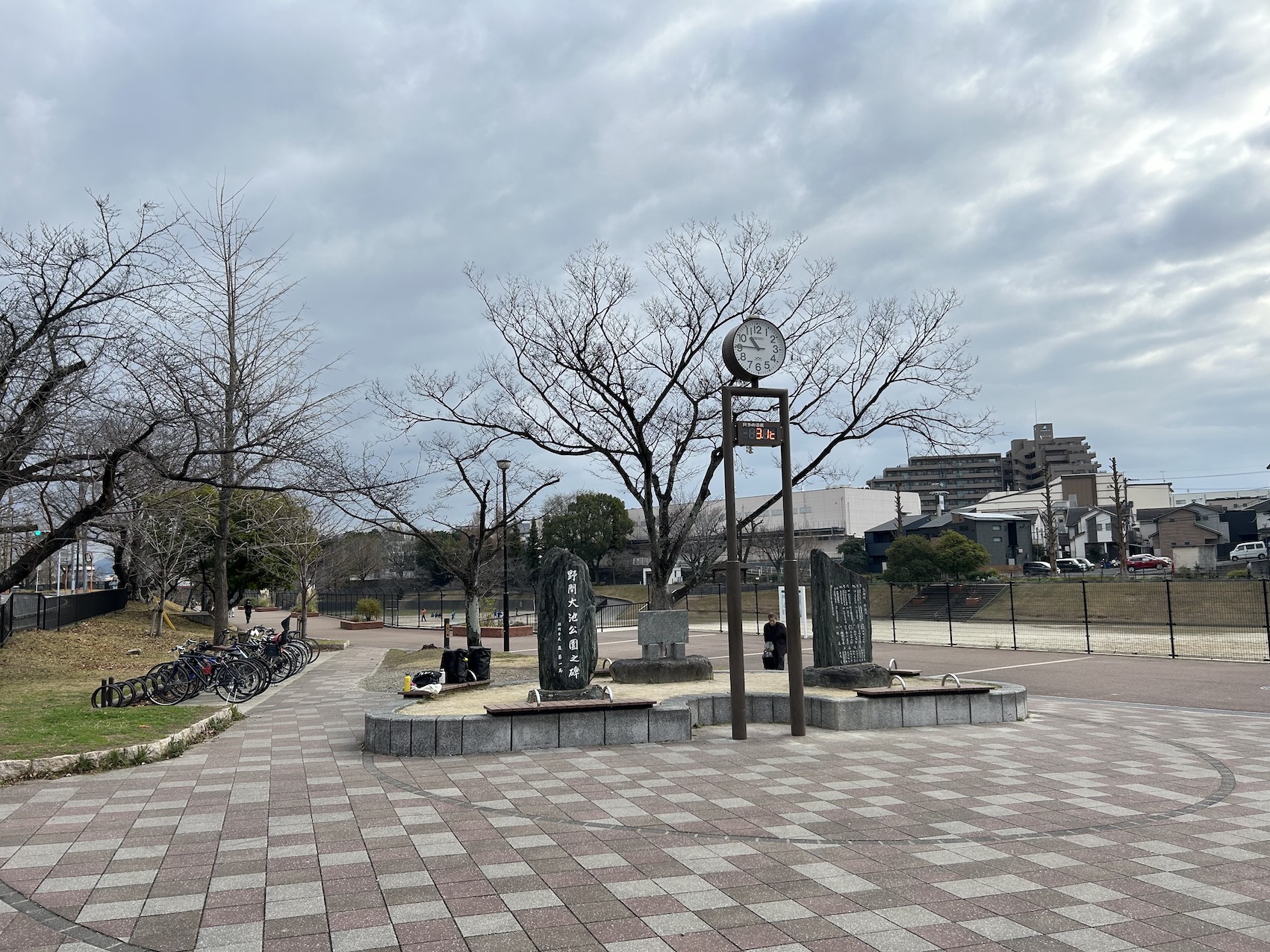 野間大池公園まで840m。レジャーに最適な野間大池公園は徒歩11分にあります。遊具やジョギング散歩コース、グラウンドもあります。サッカー教室や野球教室が開かれるくらい大きなグラウンドで、週末はお子様と一緒に遊ぶ家族がいっぱいの、とても賑やかな公園です。